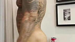 Tatuado hetero fode o médico - bastidores