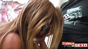 Uma loira safada que trouxe o namorado corno para assistir - frotinha porn star