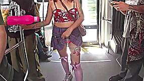 Me puse falda y tanga y subí al metro buscando una polla para frotarme