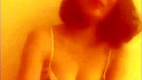 em nhung hani performs in webcam show 04