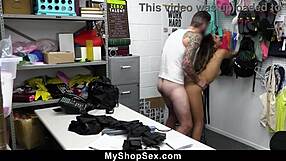 Mlada Cura Nudi Pušenje Čuvaru Tržnog Centra Za Slobodu!