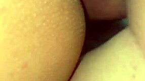 follando con una desconocida en público en la parte de atrás del carro termina en su culo anal creampie