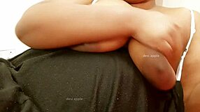 Indian aunty with sexy tits