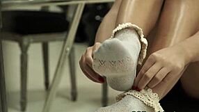 Watch The Redheaded Babe Take That Cumshot!