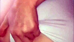 Prijateljica draži s svojim krivuljastim telesom na prostem