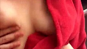 Prijateljica draži s svojim krivuljastim telesom na prostem