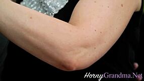 hey büyükanne, o küçük 18+ memelerini dilimle sürmek ister misin?