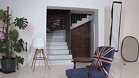 Βρετανή ξανθιά παίρνει τον σφιχτό κώλο της γαμημένο σε hardcore δράση