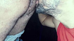 Comendo o rabo do maduro dentro da cabine no dark room