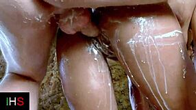 Am futut-o pe mulatra dulce afară la mare, pizda ei rasă în cowgirl