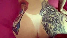 Plavuša udata influencerka izgubi telefon, procuri intimni videi njene seksi guzice i tetovaža