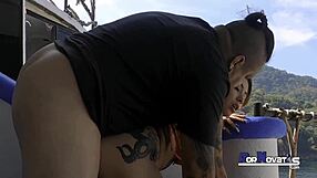 preciosa joven mexicana folla al aire libre frente a su marido