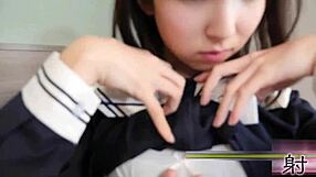 Salopes asiatiques taillent des pipes à Tokyo