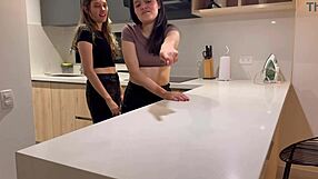 Lesbijska przyrodnia siostra ssie cipkę mocno w scenie orgazmu w kuchni