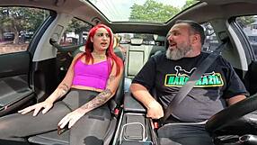 Gol rdečelaski sprehod po ulicah Sao Paula v avtu