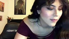 Pretty webcam model masturbates and shows off her curves