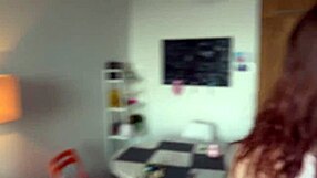 Žena klepeta z možem med varanjem po telefonu