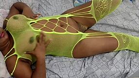 Nikmati Momen Santai Tetek Besar Berlingerie