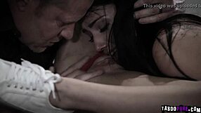 Může Adria Rae jezdit na masivním ptáku policajta v tomto threesomu?