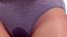 金髪美女がパンツおもらししてるなんて信じられない！