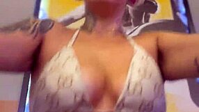 Eu na academia suei tanto mais tanto que minha buceta ficou encharcada fiquei com muito tes�o nesse momento escorria pelas pernas