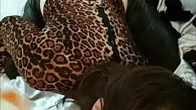 Französischer Amateur rims blonde MILF in Lederhose und Heels beim Doggy-Spanking