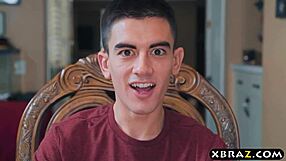 Gej 18+ tøs knepper i køkken efter aftensmad blowjob