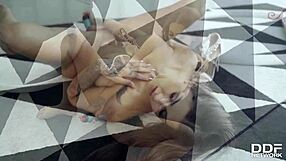 Хей, гледай секси Сюзи Гала работи с вибратора дълбоко!