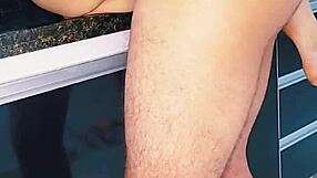 fodendo loira na pia e gozando dentro, so hot with this milf wife