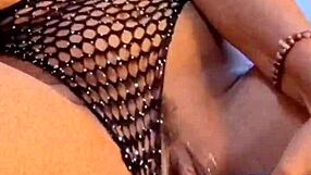 Izgleda tako vroče, ko sedi tam, obožujem, ko mi dovoli, da ji spustim v usta