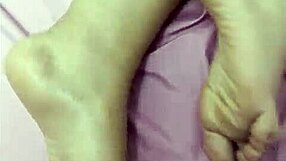 Haciendole Cosquillas En Los Pies Y Luego Cogida A Esta Madura.