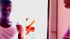 Kurvet 18+ stedsøster Mya opdager første interracial sex med vennens kæmpe sorte pik