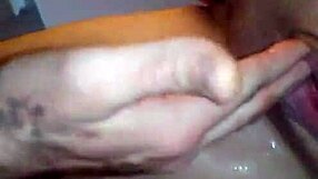 Pomajka intenzivno prstima ekstazu sa sinovim prijateljima