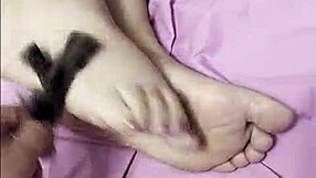 Haciendole Cosquillas En Los Pies Y Luego Cogida A Esta Madura.