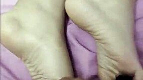 Haciendole Cosquillas En Los Pies Y Luego Cogida A Esta Madura.