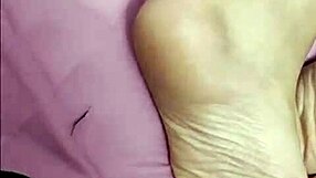 Haciendole Cosquillas En Los Pies Y Luego Cogida A Esta Madura.