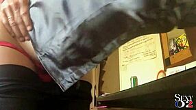 1974年にフランスのアマチュアがサテン赤いTバックでドギースタイルに曲げられる