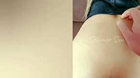 Красавицата латино се наслаждава на груб анален секс у дома