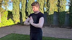 Vierge se fait enfin défoncer avec l'expérience HotGuysFuck