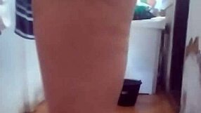 Filmade min städerska hänga kläder lekfullt hennes hemma rutin