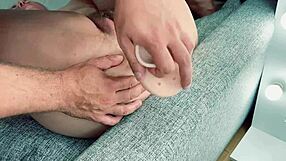 Milf puta rusa Tinder estira culo ancho con dildo gigante