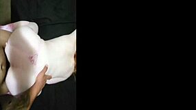 Milf rambut merah bengkok untuk kongkek doggystyle, tunjuk pantat besar, tetek, dan pepek botak. 😈🍑