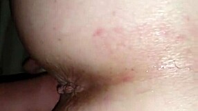 Isteri seksi pantat bengkok posisi doggystyle guna vibrator di pantat