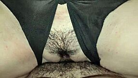 Igram z mokro pičko pastorke medtem ko gleda porn