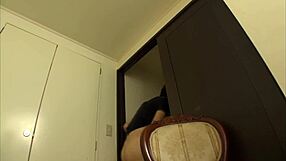 แม่บ้านใช้สอย Hisae Yabe ก้มเพื่อขี่แรง