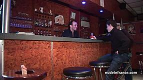 Mladé 18+ francouzské krásky cítí intenzivní rozkoš při jebení a análech v divokém 4some s voyeurem v klubu