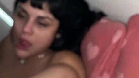 mientras me parten la vagina le envio un saludo a mis seguidores