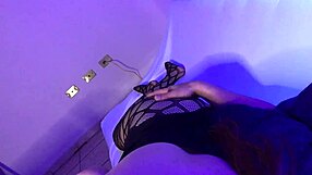 Geile MILF huisvrouw slikt zaad na anale vingeren