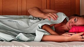 skutečná amatérská žena se probudila k tvrdému ptáku vklouzajícímu do mokré ranní kundy