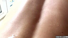 Rýchly amatérsky sex s tínedžerkou Polly na dovolenke!